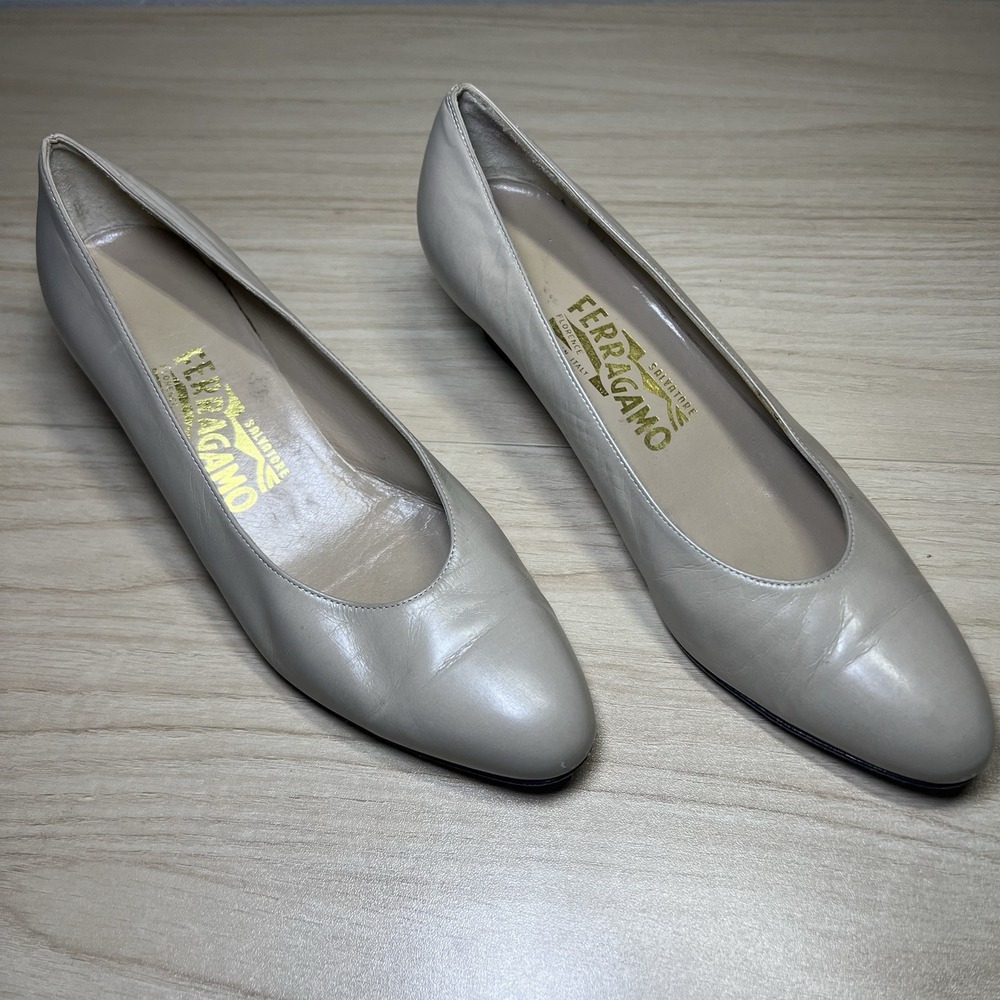 Salvatore Ferragamo Beige Leather Women's Pumps Size 8 B Made‎ In Italy